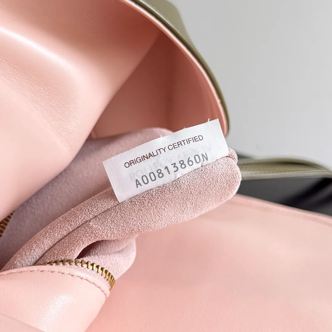 Batch 1680 Inspired by the 1970s, the Bottega Veneta women's logo shoulder bag has a smooth leather surface that brings a clean and handsome feel, just like the neatness and tenacity of a working woman. The front buckle is made of high-quality hardware pendant, the overall retro elegance, and the excellent leather feels soft. This Bottega Veneta series can be described as beautiful, weakening the complexity of the outfit, not competing for it, and only using the best quality to interpret itself. Style number: 806034 (large size) Size: 30*20*8cm